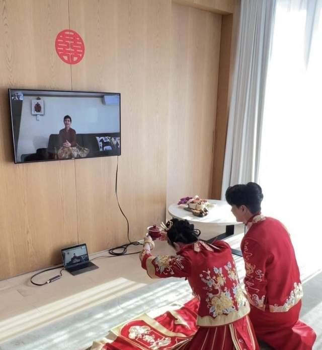 张檬|张檬金恩圣婚礼现场太热闹！亲密拥吻动情落泪，对着屏幕跪拜婆婆