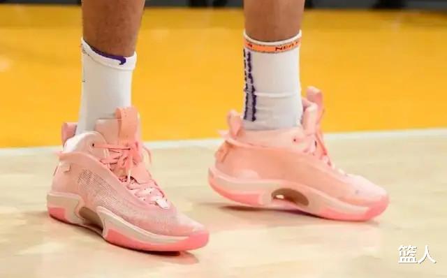 勒布朗·詹姆斯|NBA球员上脚：詹姆斯穿新球鞋，KT7海王配色很酷