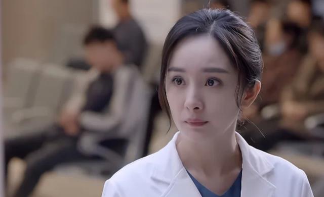 杨幂|摇头晃脑,瘪嘴似猴?36岁杨幂出手,带来教科书式“作精演技”