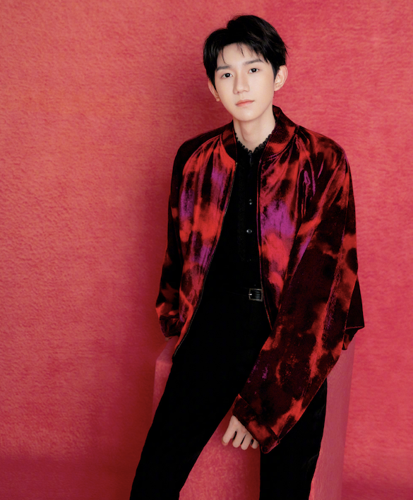 王俊凯|TFBoys的新年照太破防!王俊凯王源穿西装秀默契,虎年春晚不合体