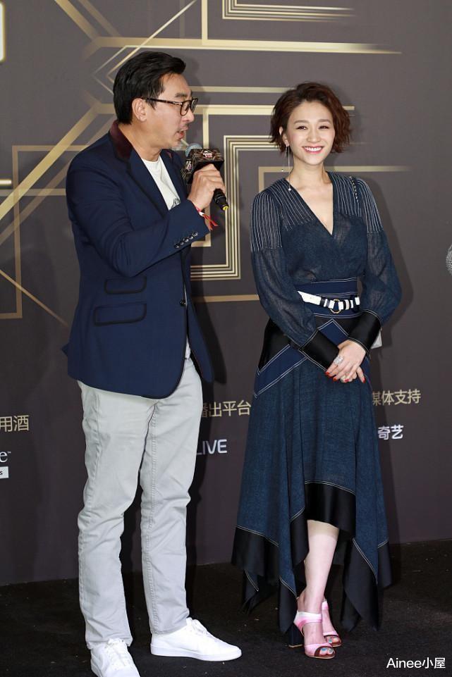 丸子头 短发的李小冉这么清纯，穿V领裙淡雅大气，真看不出中年气质