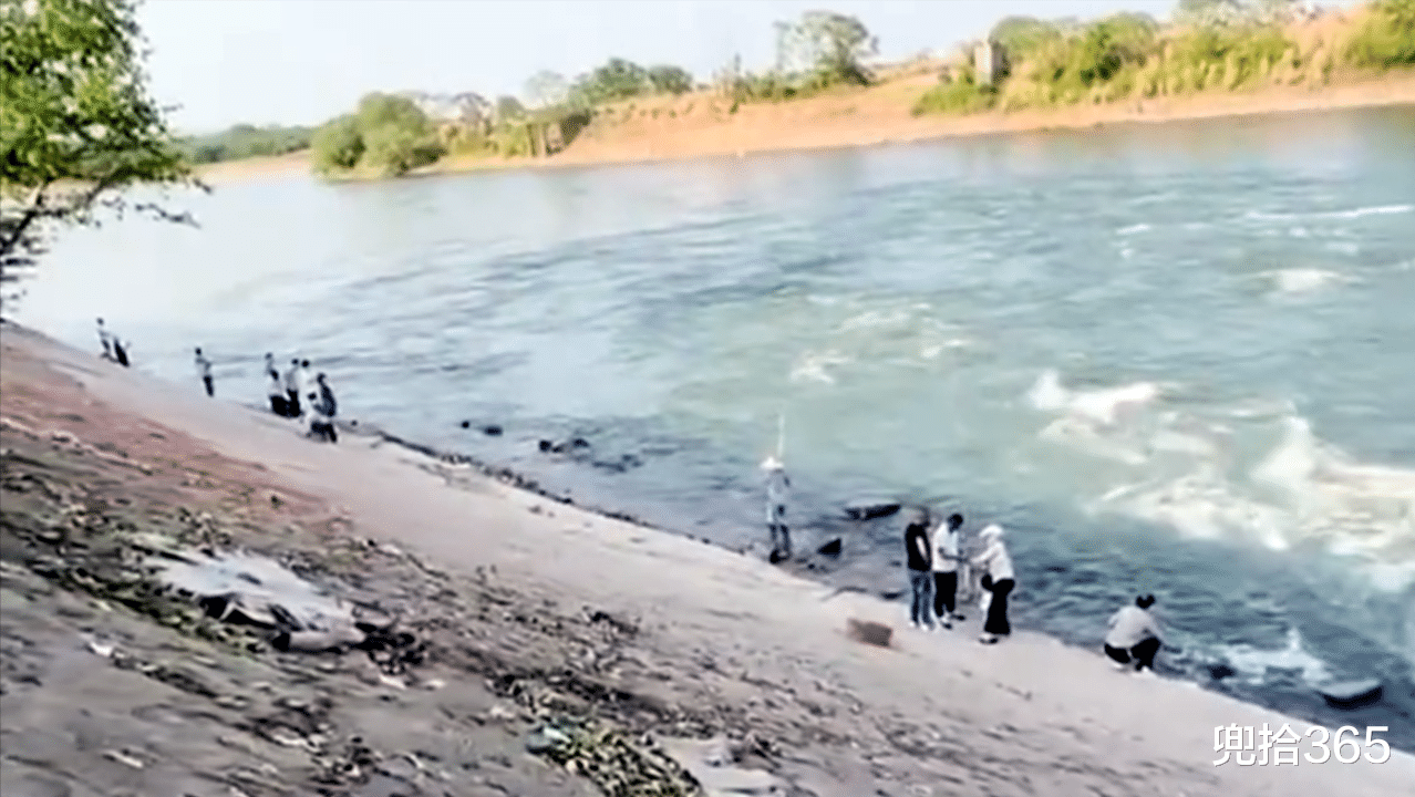 |男子户外野钓实现大鱼梦，当看清鱼身上的鱼钩后，众人却纷纷怒了