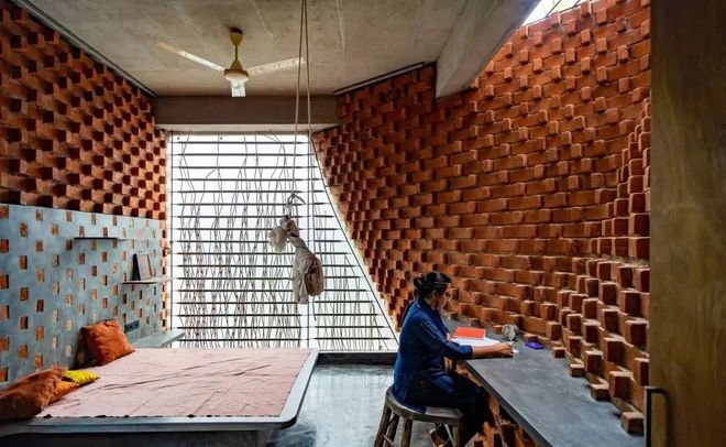 印度有一对兄弟的“穷装”房子火了，处处充满智慧，环保又精致