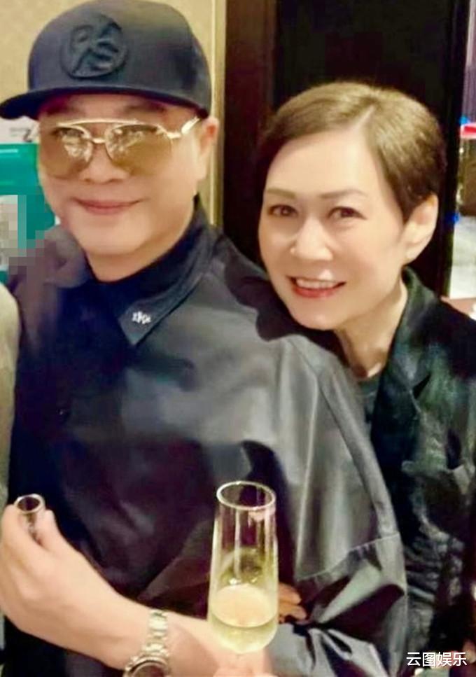 欧阳震华|欧阳震华与妻子参加聚会！吃生腌海鲜喝酒太尽兴，戴大金表显阔气