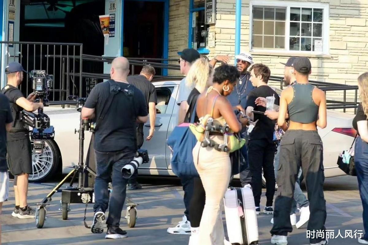 金·卡戴珊|金卡戴珊最新亮相辣翻!穿黑色紧身衣排场大,瘦到蜜桃臀都小一圈