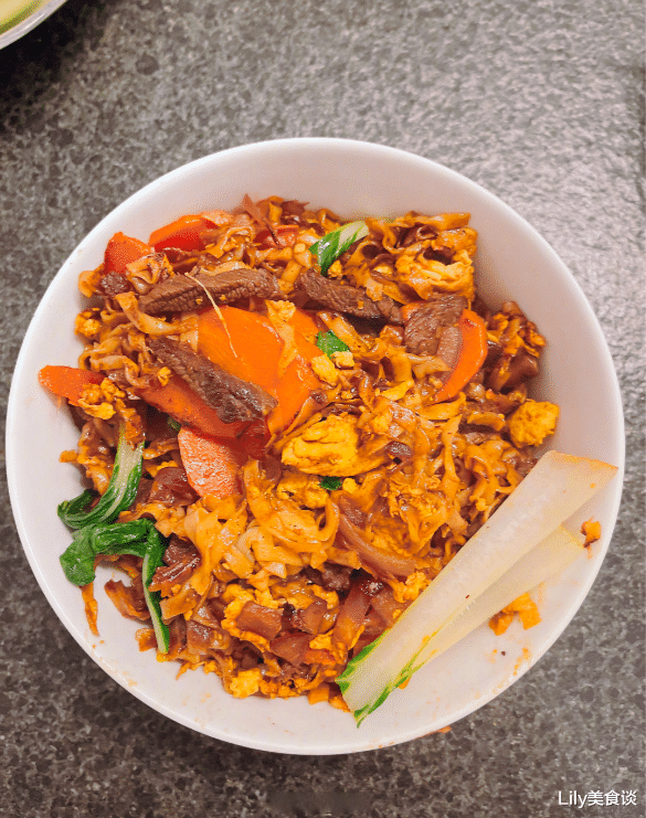 马思纯|马思纯晒“马式炒面”，好吃到舔盘，吸引127万网友围观，网友：面呢？