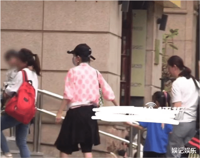 章子怡|汪峰章子怡一家聚会，女儿小苹果打扮低调，坐在她身边的男士抢镜