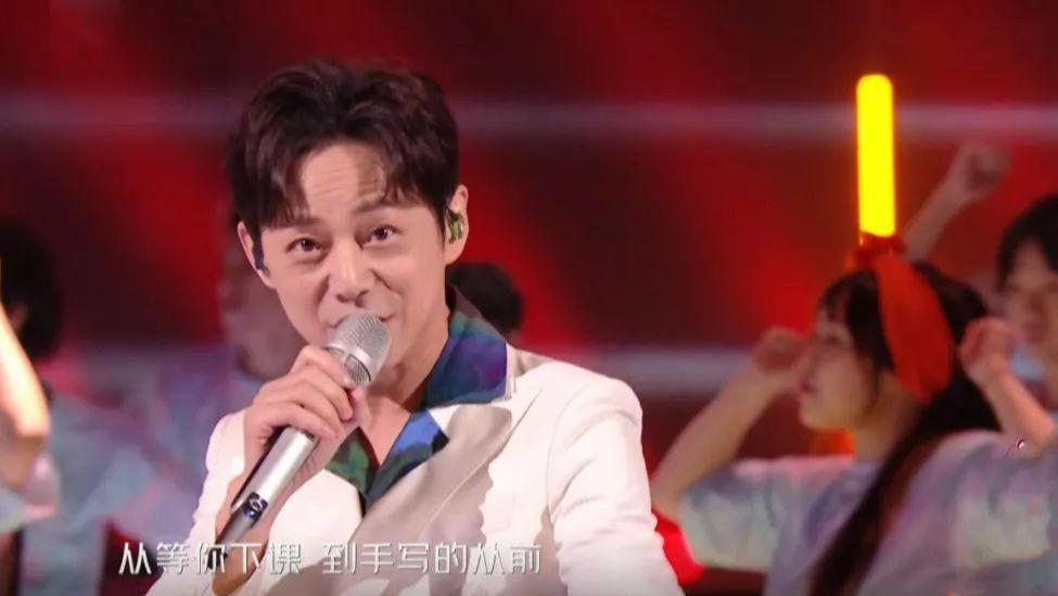 杨幂|湖南台跨年晚会翻车！杨幂去油失败，金晨脚滑险摔跤，Twins疑似假喝