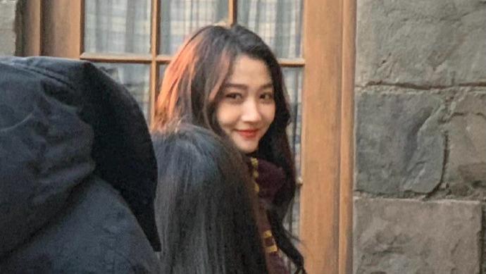 关晓彤|关晓彤打卡环球影城，穿羊羔毛粉丝迎接表情淡定，胖成圆脸好稚嫩