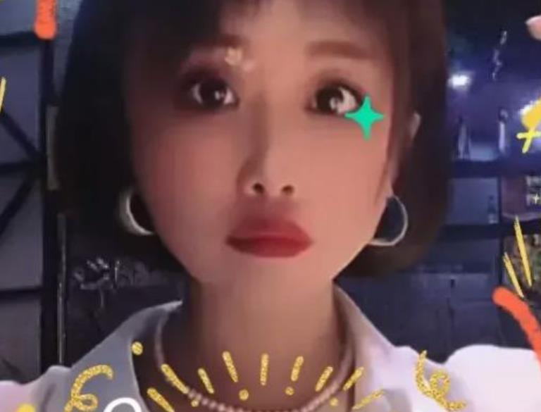 |疑孙卓买家二姐开直播，满眼通红心情差，网友称有一种爱叫作放手