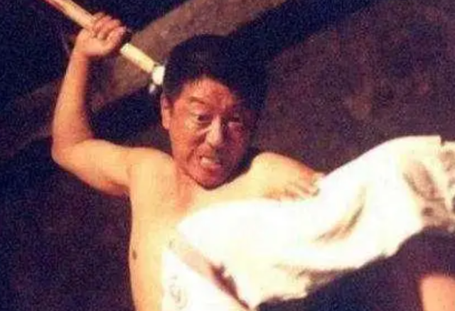 陕西悍匪董震,父母接连被害彻底爆发,当晚手持菜刀灭仇人全家!