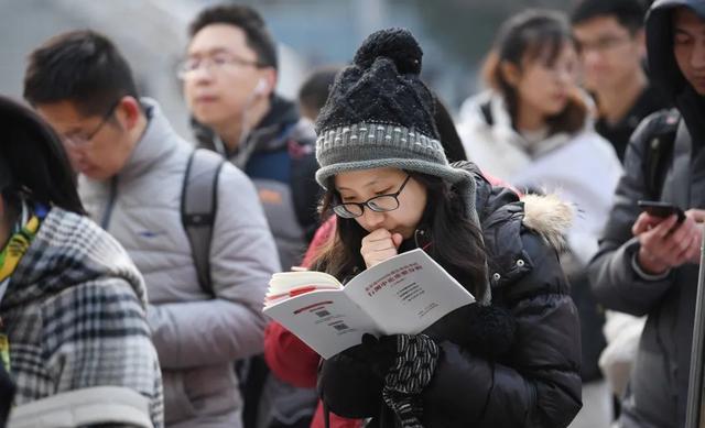 大学|“三无家庭学生”考公上岸，好不容易考上就想不干了，原因很现实