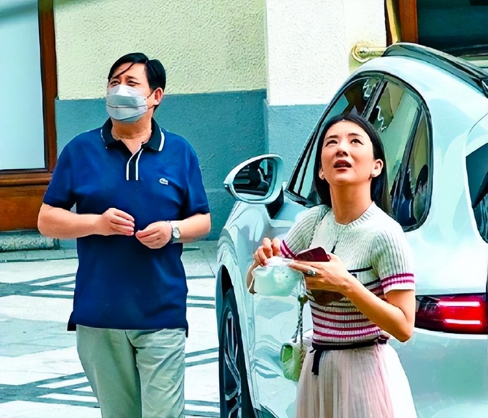 方媛|郭富城携一家出游!方媛穿一万上衣显贵气,俩女儿在草坪开心跑跳