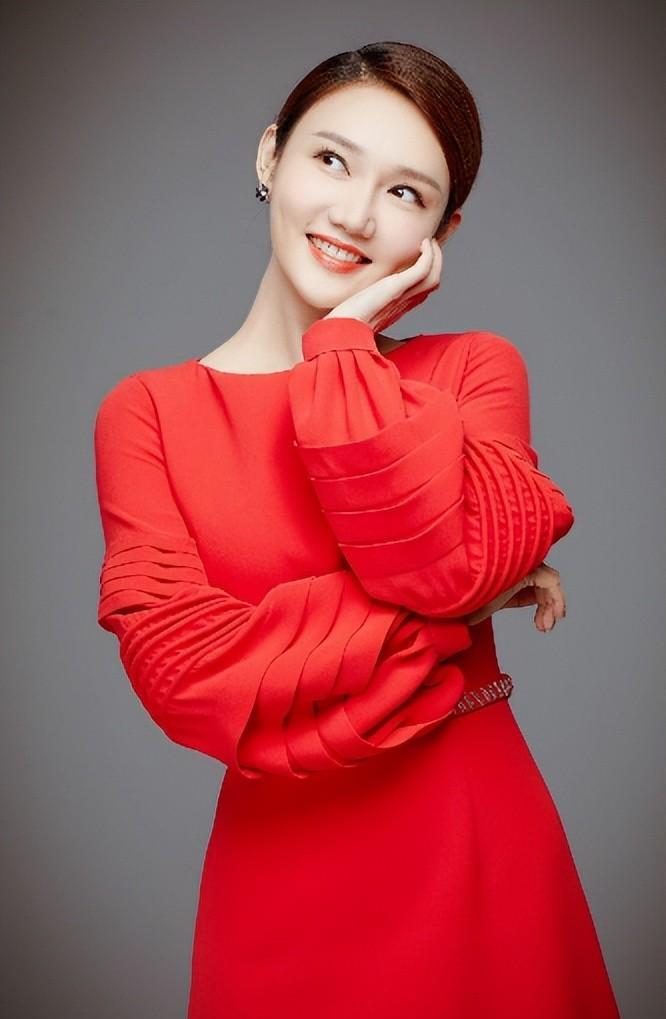 龙洋|新生代主持龙洋：美貌与才华兼具，择偶标准遭调侃，33岁未婚