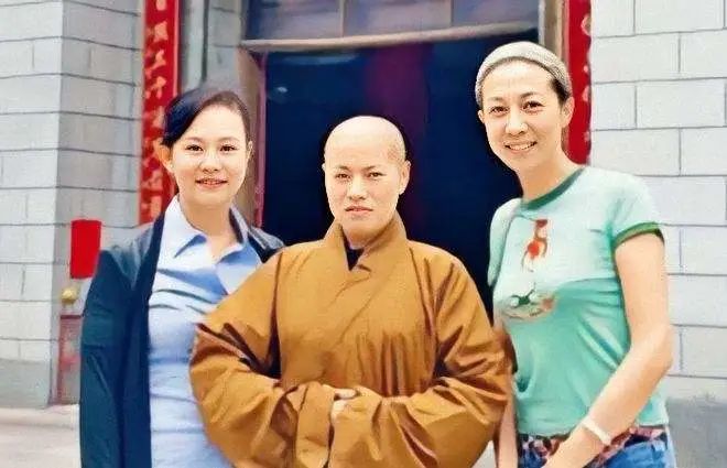 吉林一尼姑开豪车住别墅,还与2个和尚结婚,被抓时屋里藏着假发