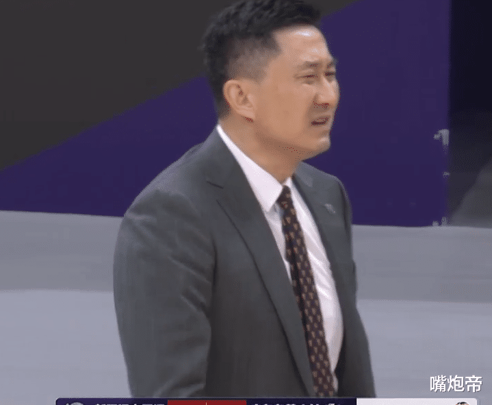 新疆男篮|新疆6分钟7犯规，广东却还落后1分！杜锋追骂杜润旺，不满胡明轩徐杰