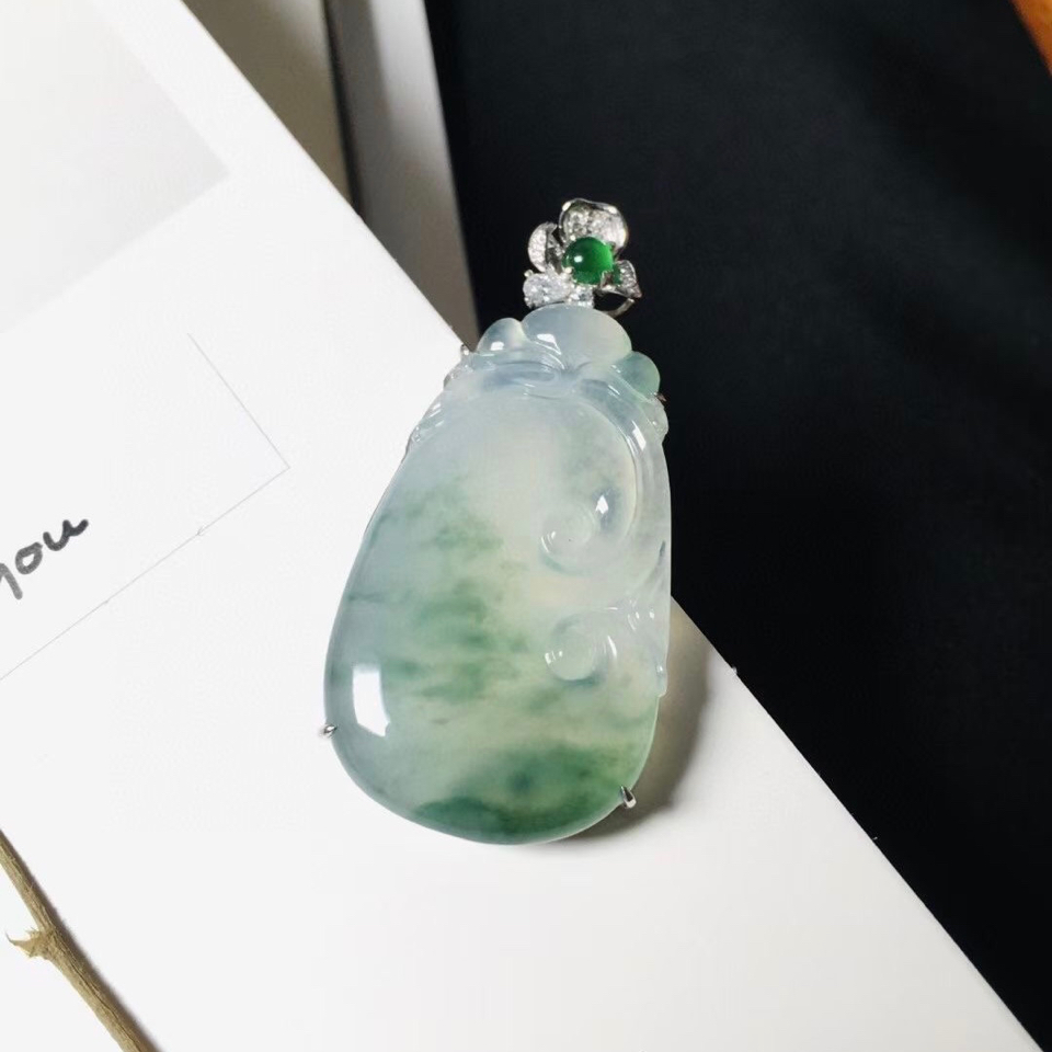 翡翠|1w出头的预算,应该选翡翠手镯还是翡翠挂件?