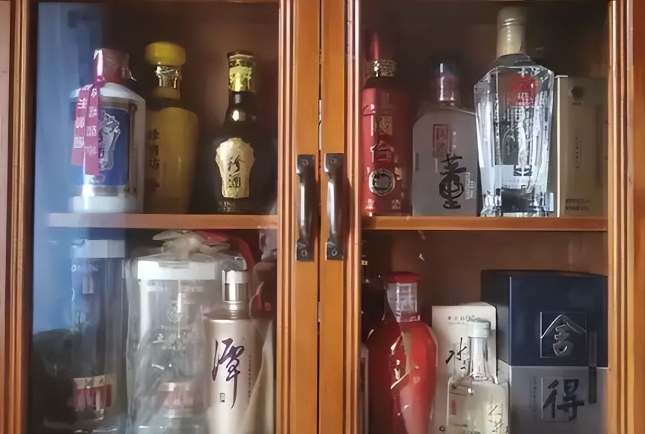 安徽64岁富商晒“酒柜”,竟无一瓶茅台,直言:不再为了面子喝酒