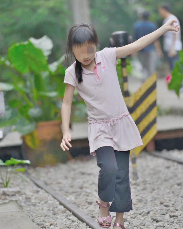 案例:男子欠赌债百万,将女儿卖给人贩子,因对方少给200元报警