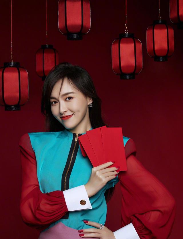 唐嫣|唐嫣亮相东方卫视春晚,仙女裙太美,粉丝羡慕不已!