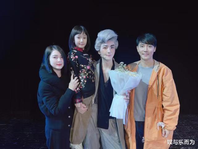 洪欣|洪欣晒一家四口照,现身支持儿子毕业演出,花篮署名暴露一家人关系