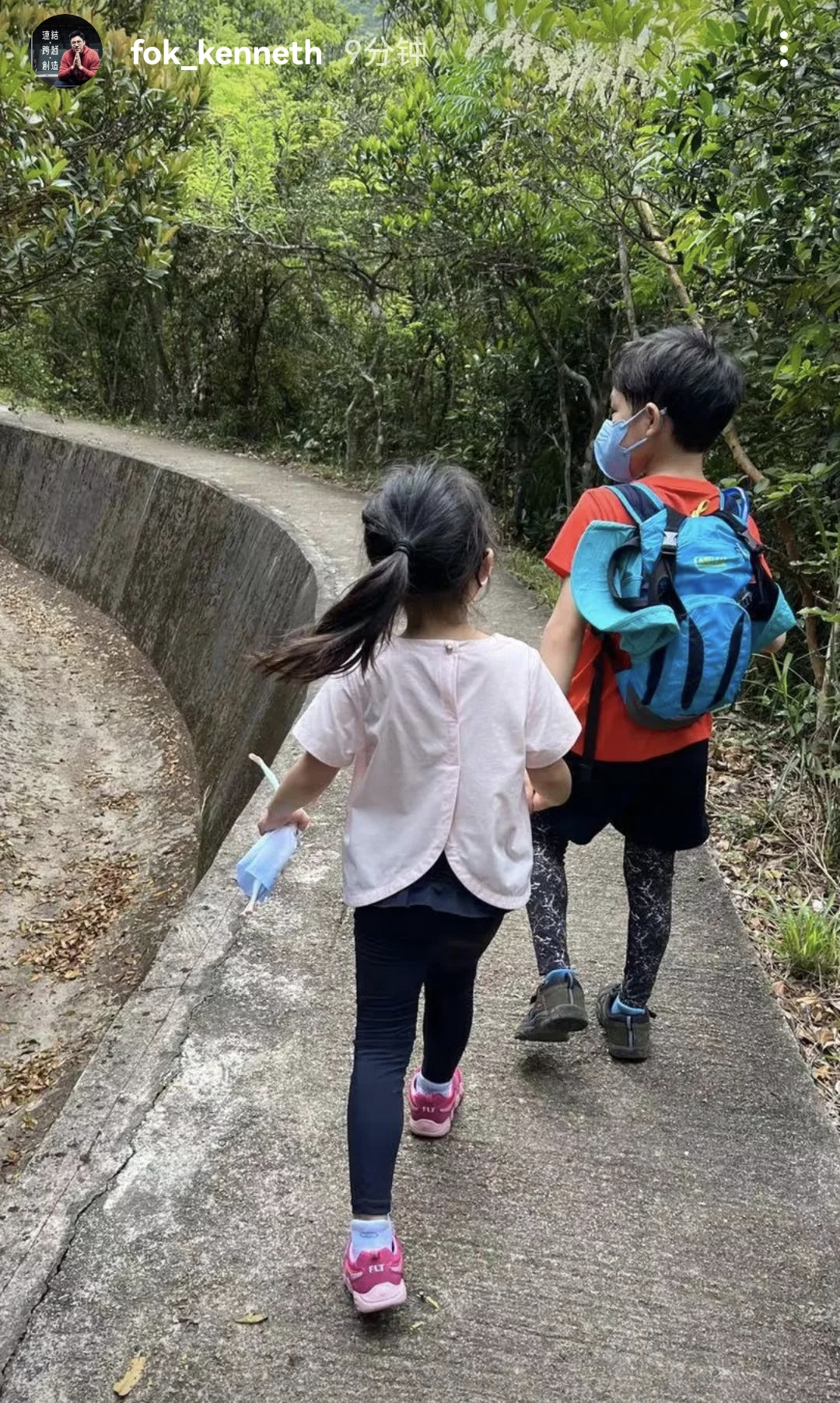 刘亦菲|霍启刚周末带娃爬山，霍中曦牵手两个妹妹登高望远，相亲相爱超暖心