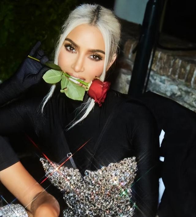 金·卡戴珊|41岁卡戴珊女王晒自拍！嘴叼红玫瑰显魅力，28岁男友对她唯命是从