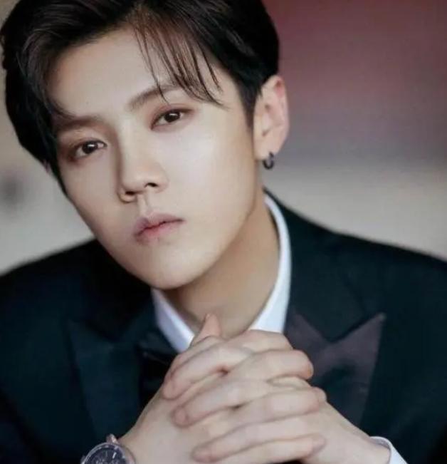 鹿晗|曝鹿晗关晓彤月底分手，女方将有新动作，一月前关爸回应显端倪