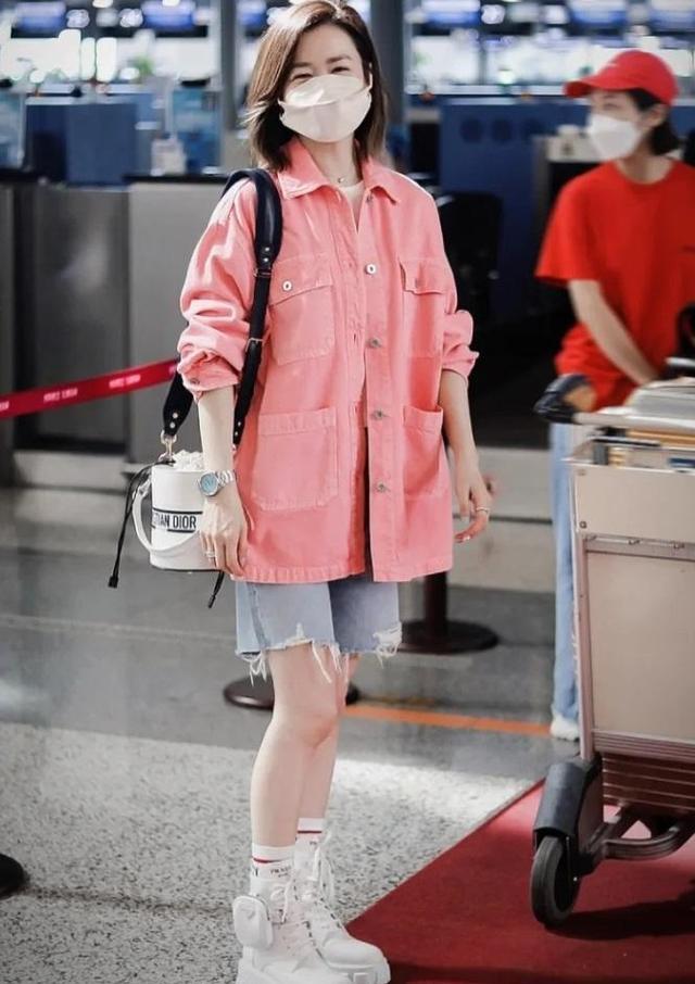 佘诗曼|47岁佘诗曼加入浪姐团综,录节目穿露脐装,私底下却裹上棉大衣