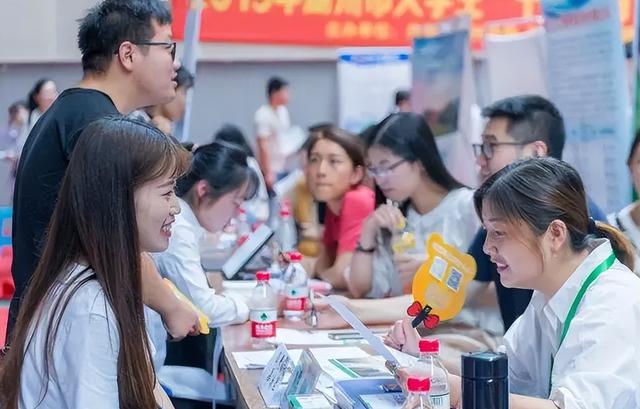 穿衣搭配|情侣双双入职烟草公司,发出的薪资明细让人羡慕,年终奖属实可观!