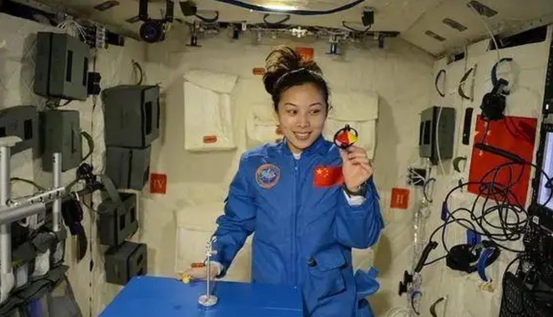 王亚平上天回来后,36岁高龄生下一个女儿,拥有四项优待