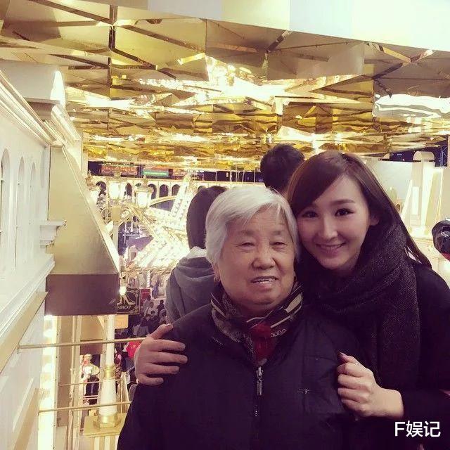 高海宁|TVB女艺人高海宁晒与外婆有爱合影 外婆搂着其脖子熟睡