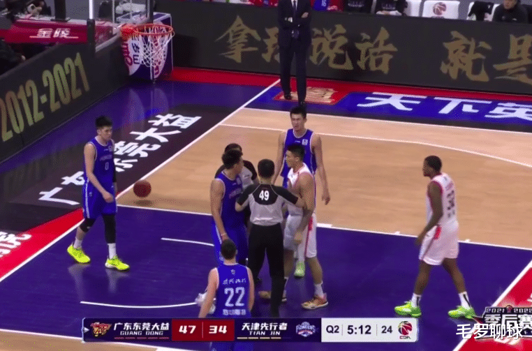杜锋|CBA火爆冲突，广东曾繁日1分钟3犯规还想打人，杜锋发飙严厉训斥