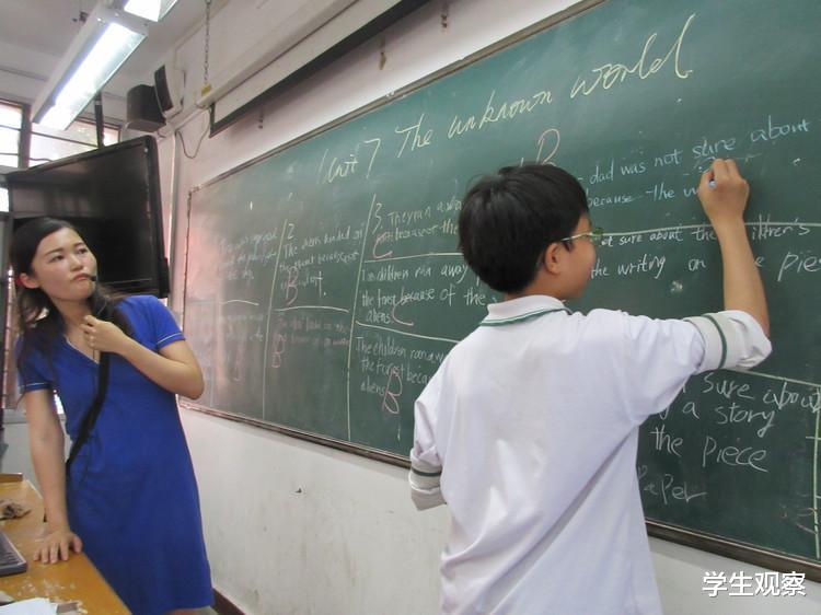 河南小伙当街打老师,连扇大嘴巴子,直言:你也配当老师
