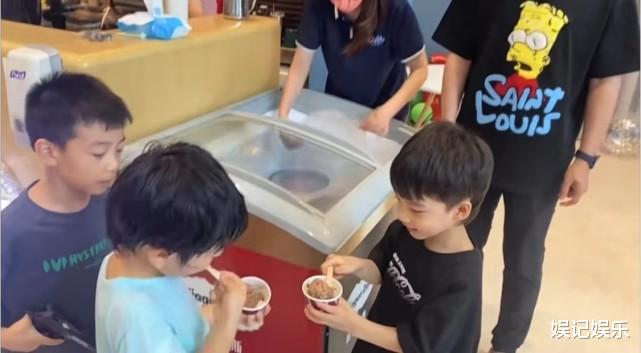 黄晓明|黄晓明带娃，儿子玩具被小朋友拿走，不仅不介意反而请大家吃东西