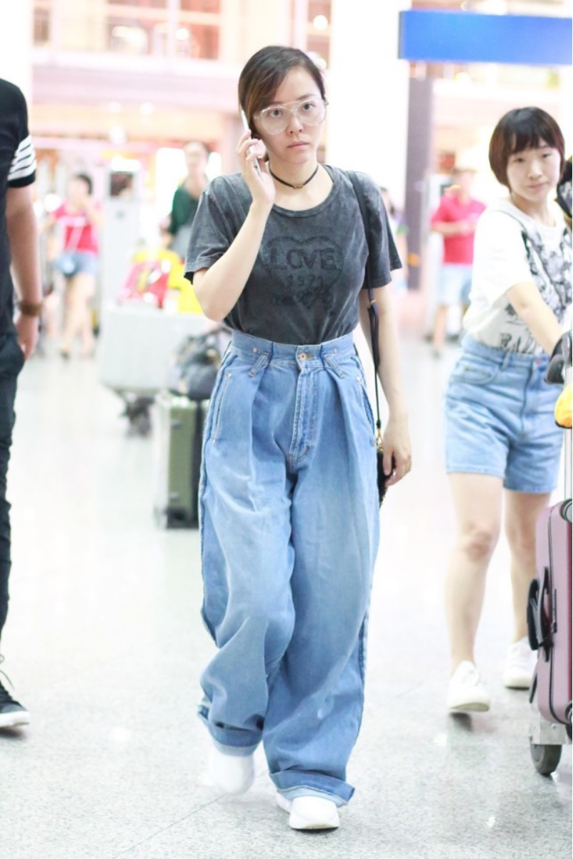 穿衣搭配|张靓颖平时出门好真实，穿搭普通不像明星，素颜略显憔悴但不显老