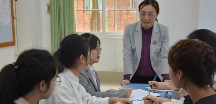 大学生|大学生上课搜老师名字,看到简历肃然起敬,果然是美貌与才华并存