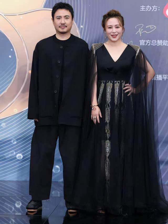 礼服 微博之夜红毯：刘亦菲靠脸撑，王一博帅回来，姚晨：我土但是我自信