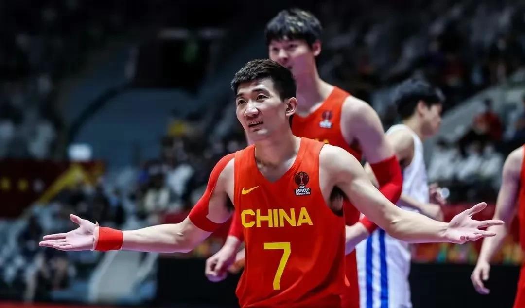 中国男篮|中国男篮3大消息：周鹏现身，辽宁队球员提前回国，新任队长亮相