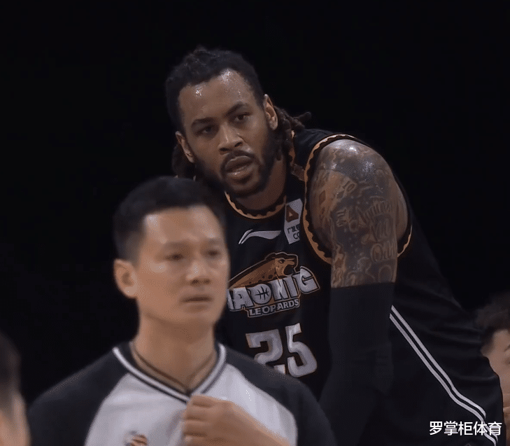 杨鸣|CBA争议判罚！杨鸣央求无果，莫兰德被赖踢饮水机吃T，委屈离场！