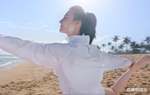 迪丽热巴|女明星热巴光脚做瑜伽！穿短裤炫出一双细白腿，瘦到肩膀凸出两块