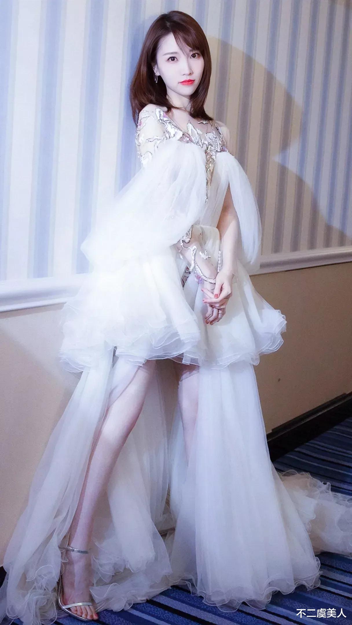 张纯烨|江苏卫视当红花旦张纯烨，主持界的第一长腿女神