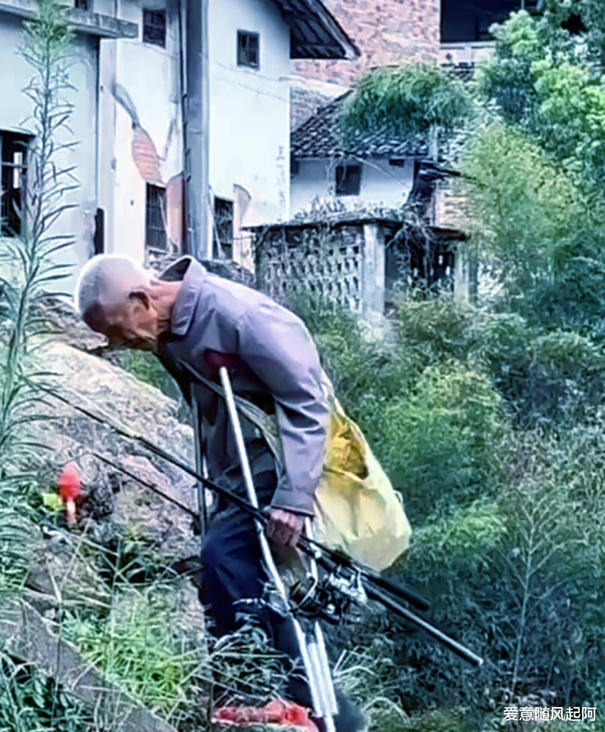 骨灰级|骨灰级钓鱼人！拄着拐杖也要出来过瘾，网友：邓刚看了自叹不如