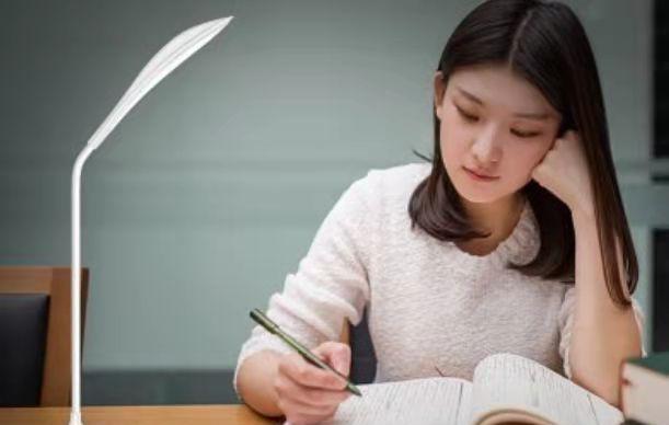 初中辍学的男朋友，供女朋友上完大学，毕了业女孩想分手对不对？