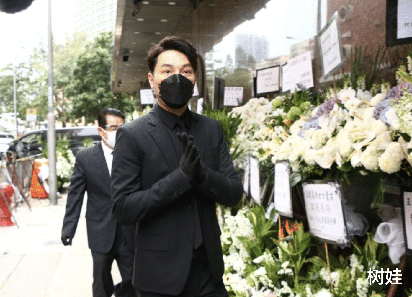 郑嘉颖|王贤志为母亲办告别仪式，与丈夫联名送心形花圈，郑嘉颖到场送别