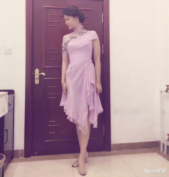刘芳菲|央视主持刘芳菲罕晒花滑装，穿粉色挂肩裙，侧脸五官线条似女明星