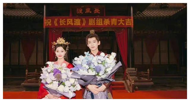 白敬亭被曝恋情后首发声，10字动态引争议，取关合作女演员疑避嫌