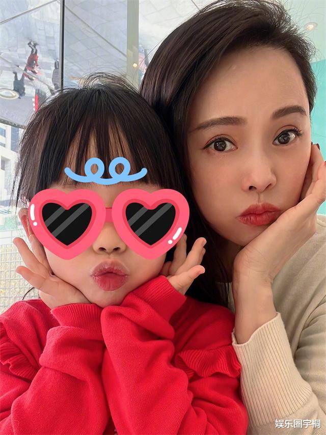 黄澜|有种“整容”叫伊能静女儿，从丑小鸭蜕变为白天鹅，越长越漂亮了