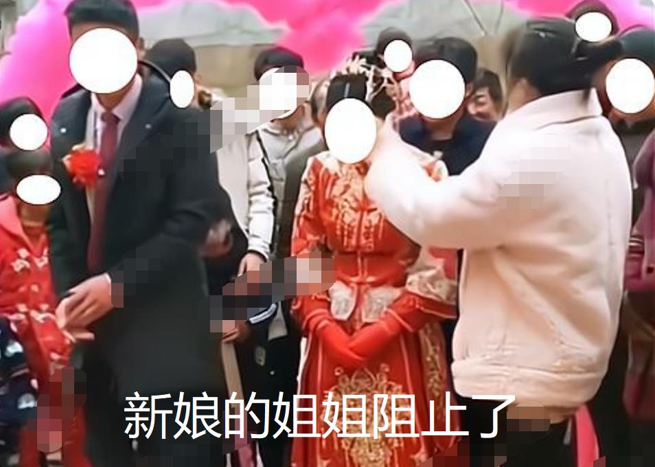 新娘因怀孕不跪下,婆家人按住脖子要她跪,新郎冷眼旁观,不阻止