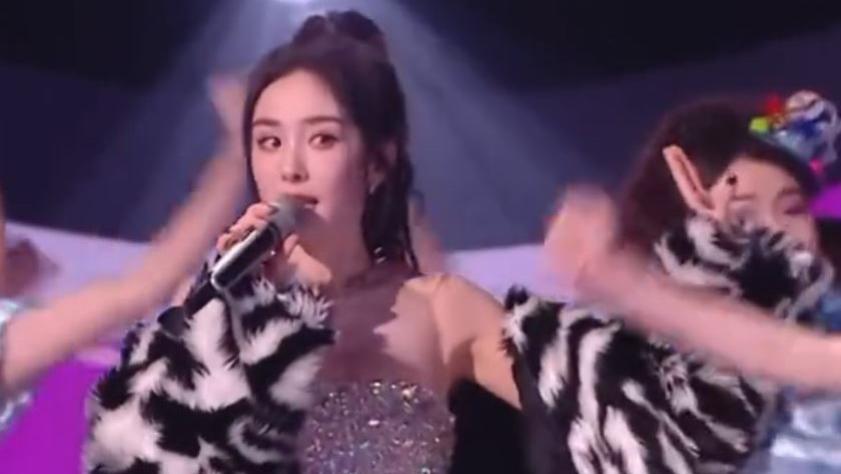 大S|都是离婚女人，杨幂穿貂蹦迪，张嘉倪穿貂走秀，大S闹得满城风雨